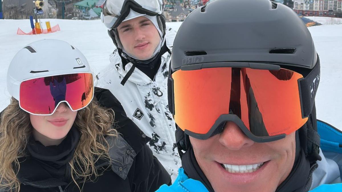 Acompañados por sus respectivos papás, Mía Rubín y Tarik Othon se escapan a la nieve para disfrutar de unas vacaciones