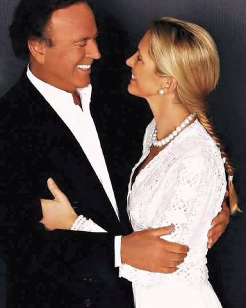 Julio Iglesias confirmó que vive feliz en Bahamas junto a su esposa Miranda.
