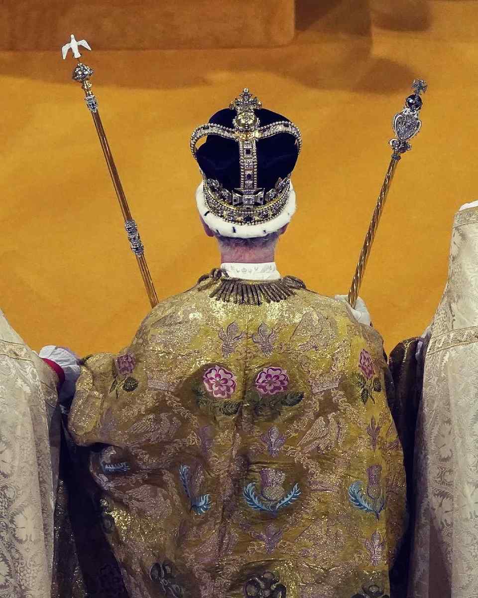 La corona de San Eduardo con la que coronaron al rey Carlos III tiene una perla proveniente de México.