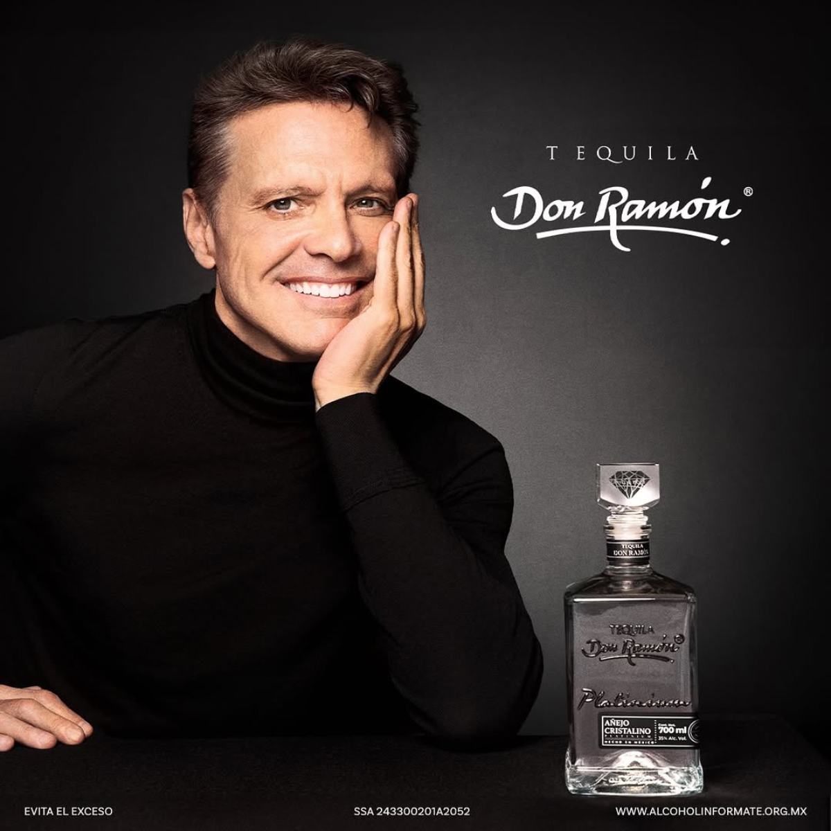 Luis Miguel luce su característica sonrisa en la publicidad de las diversas líneas de tequila.