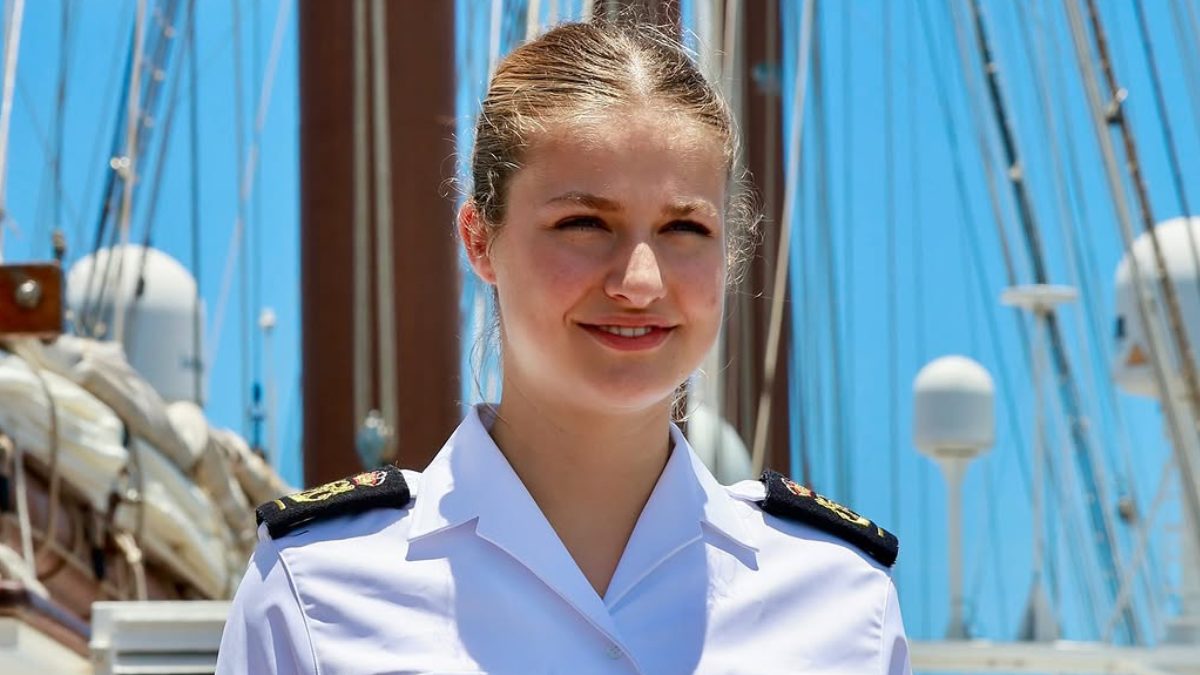 Surgen primeras fotos de la princesa Leonor en bikini durante su visita a Uruguay y seguro enojarán a los reyes de España