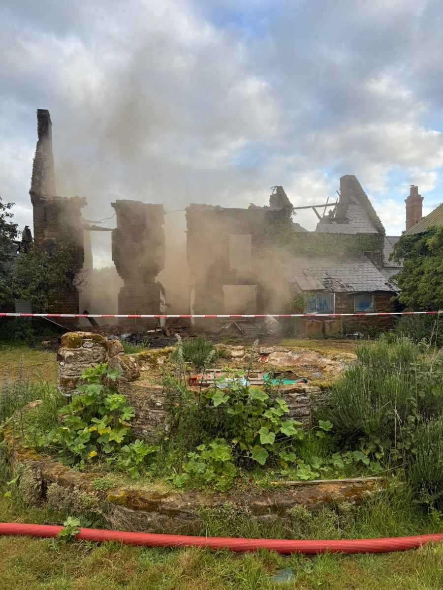 Servicio de Bomberos y Rescate de Northamptonshire atendieron la emergencia.