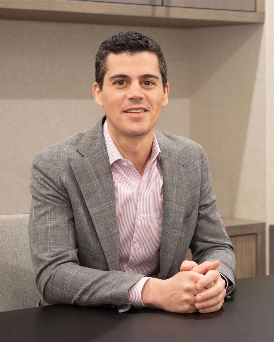 El doctor Steven Levine es el responsable de la nueva apariencia juvenil de Kris Jenner.