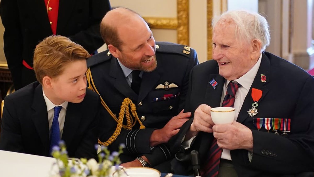 El príncipe George acompañó a sus papás y al resto de la Familia Real al 80º aniversario de la Victoria en Europa, que puso fin a la Segunda Guerra Mundial,