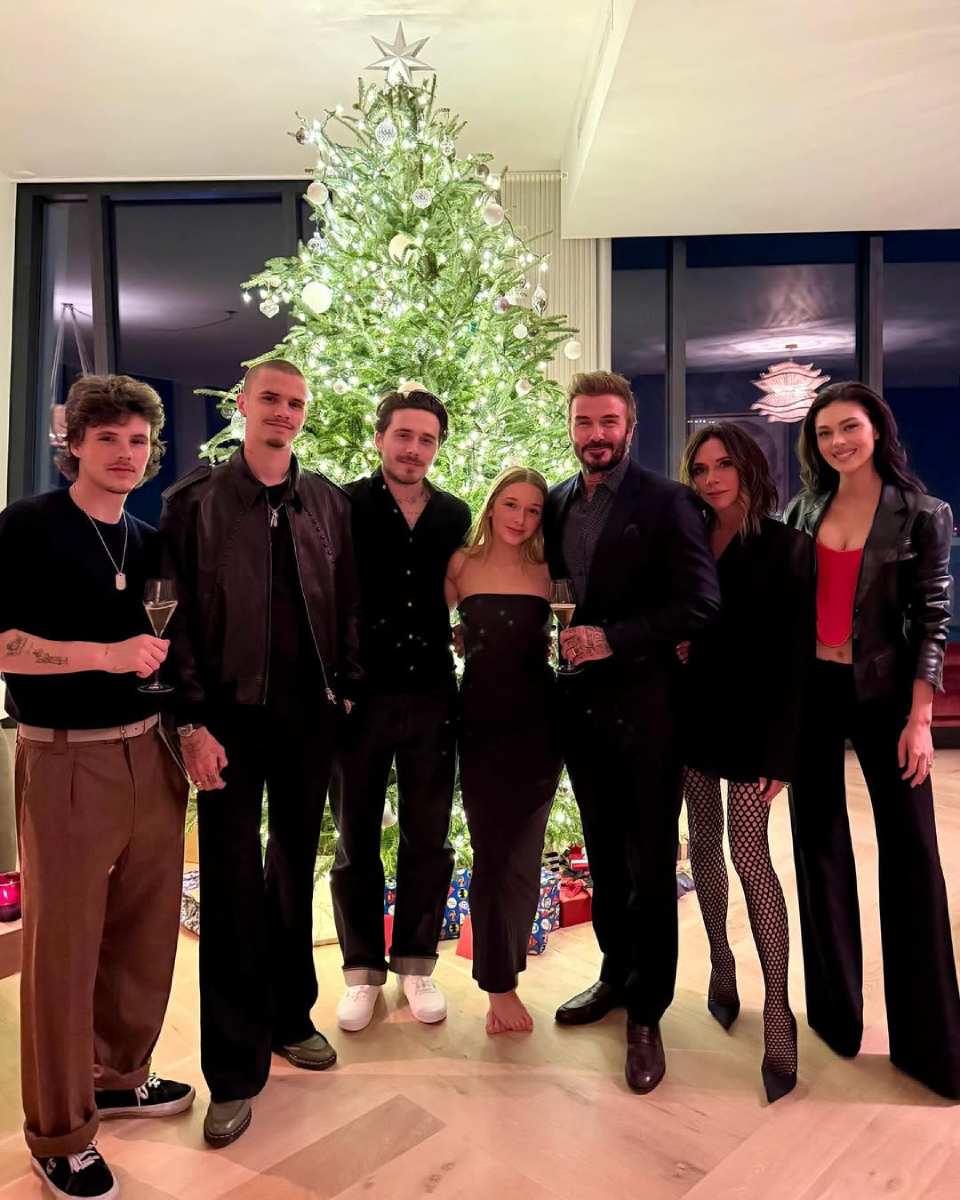 Esta fue la última foto, en diciembre 2024, en la que Brooklyn y Nicola Peltz posaron junto a la familia Beckham antes de distanciarse.