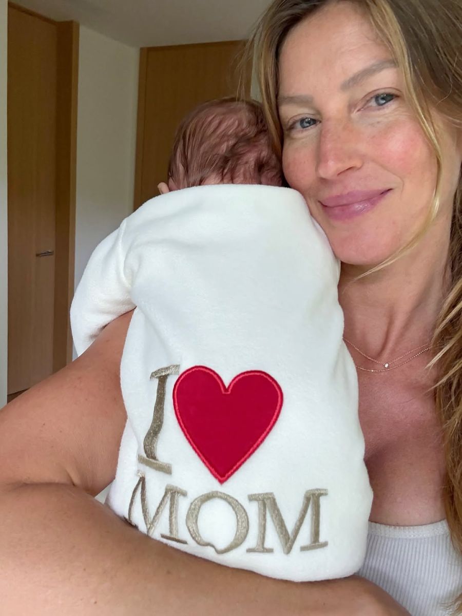 Muy orgullosa, Gisele carga a su bebé de meses de nacido.