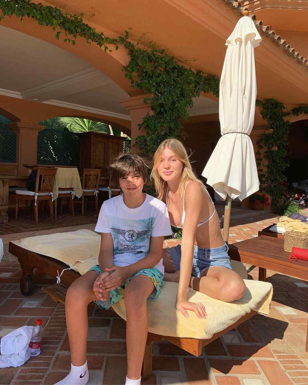 Guillermo con su hermana Cristina en una imagen publicada en 2019 en redes sociales.