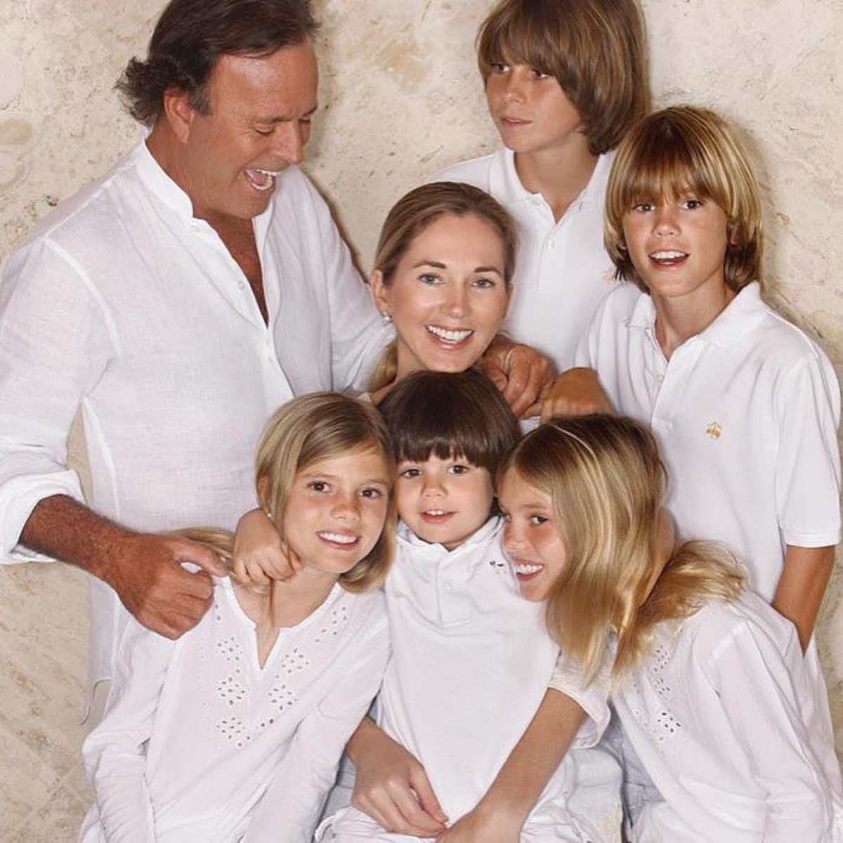 Miguel Alejandro, Rodrigo, las mellizas Victoria y Cristina y Guillermo con sus padres, Julio y Miranda.