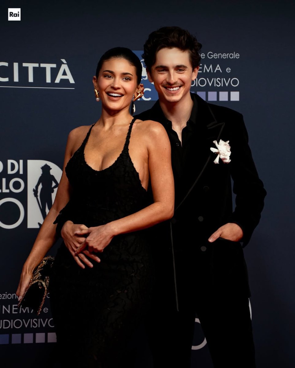 Foto del debut de Kyle Jenner y Timothée Chalamet como pareja en una alfombra roja.