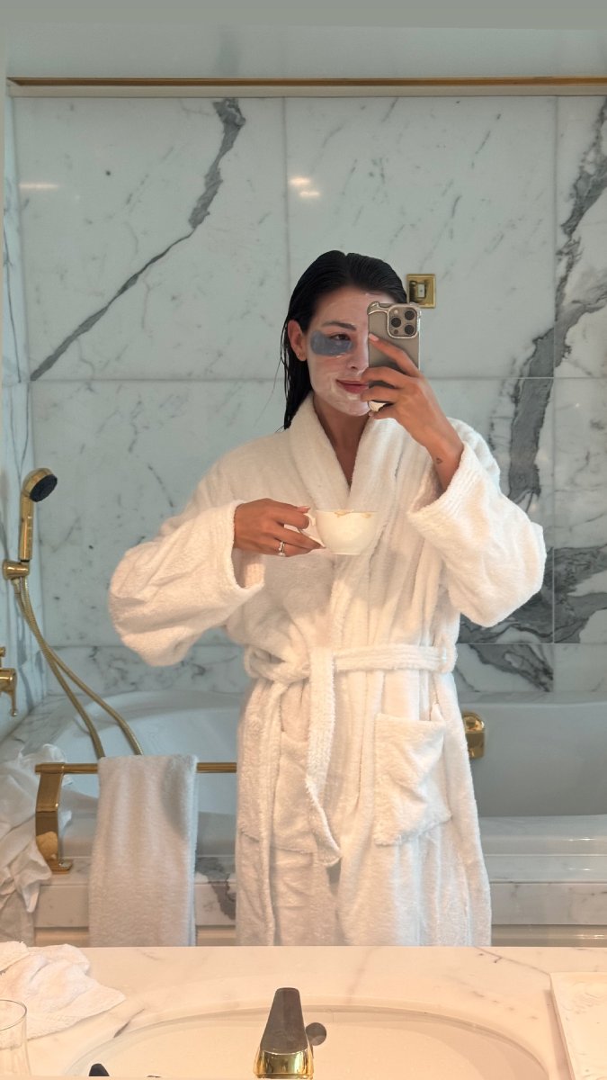 Michelle Salas preparándose para la Feria de Sevilla.