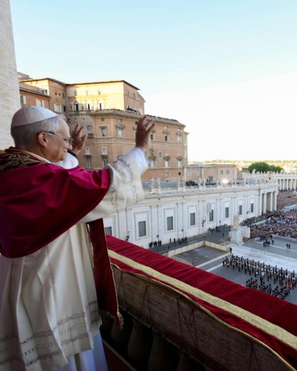 "Que la paz sea con ustedes", fue el primer saludo en italiano del Papa León XIV.