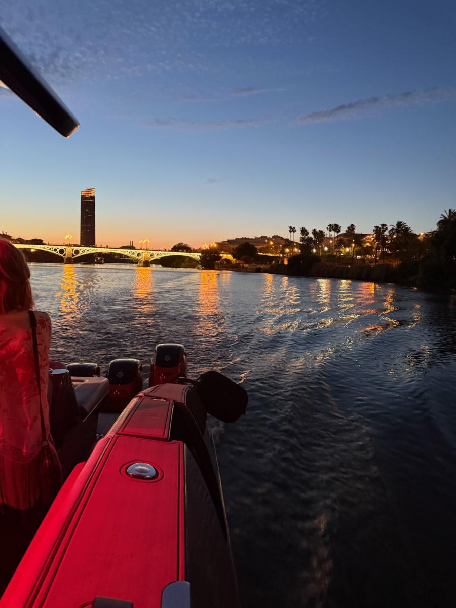 El yate "Lady Moura", atracado en el río Guadalquivir.