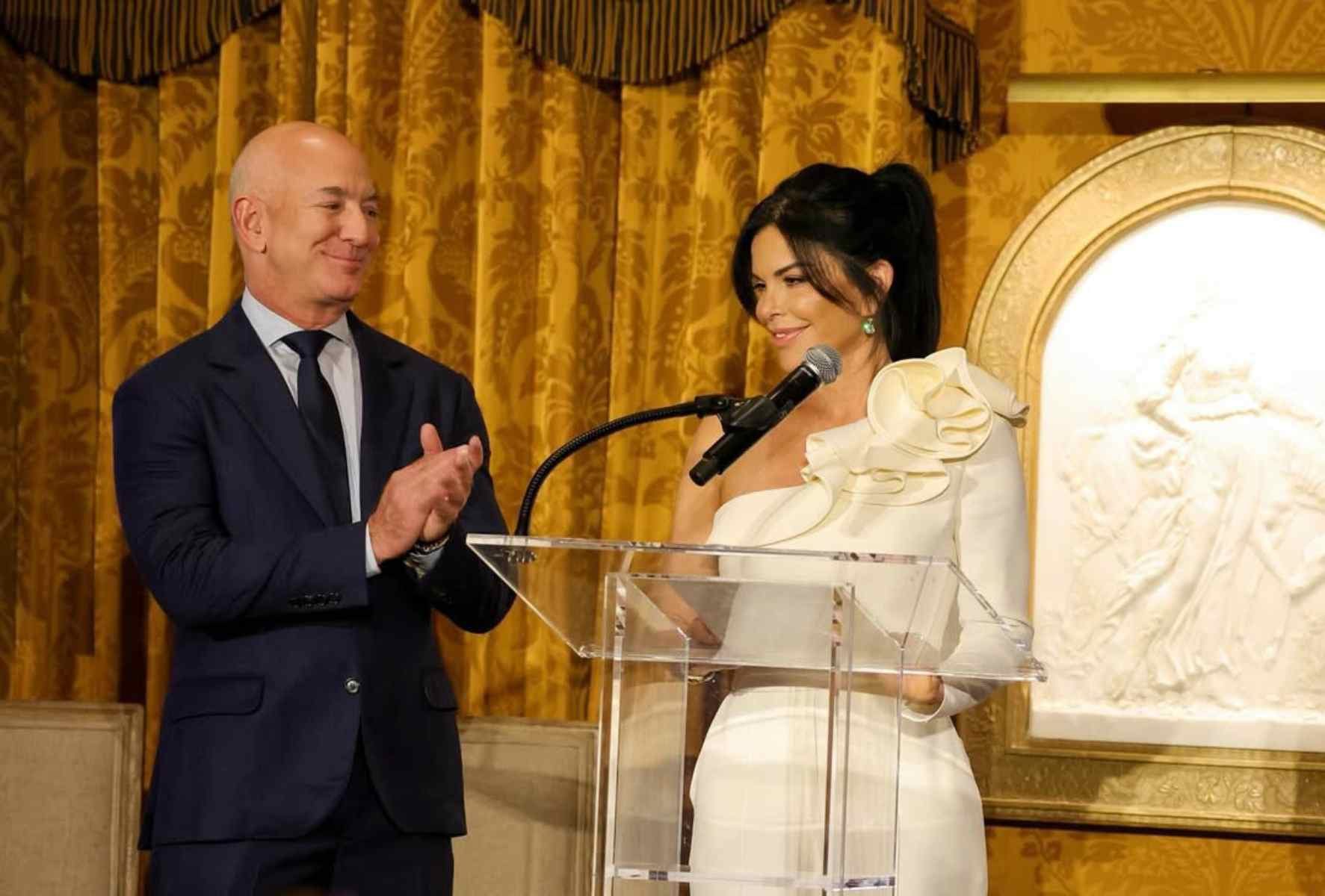 Se dice que Jeff Bezos y Lauren Sánchez firmarán los papeles de matrimonio en Estados Unidos, mientras que en Venecia sólo se dará la fiesta.
