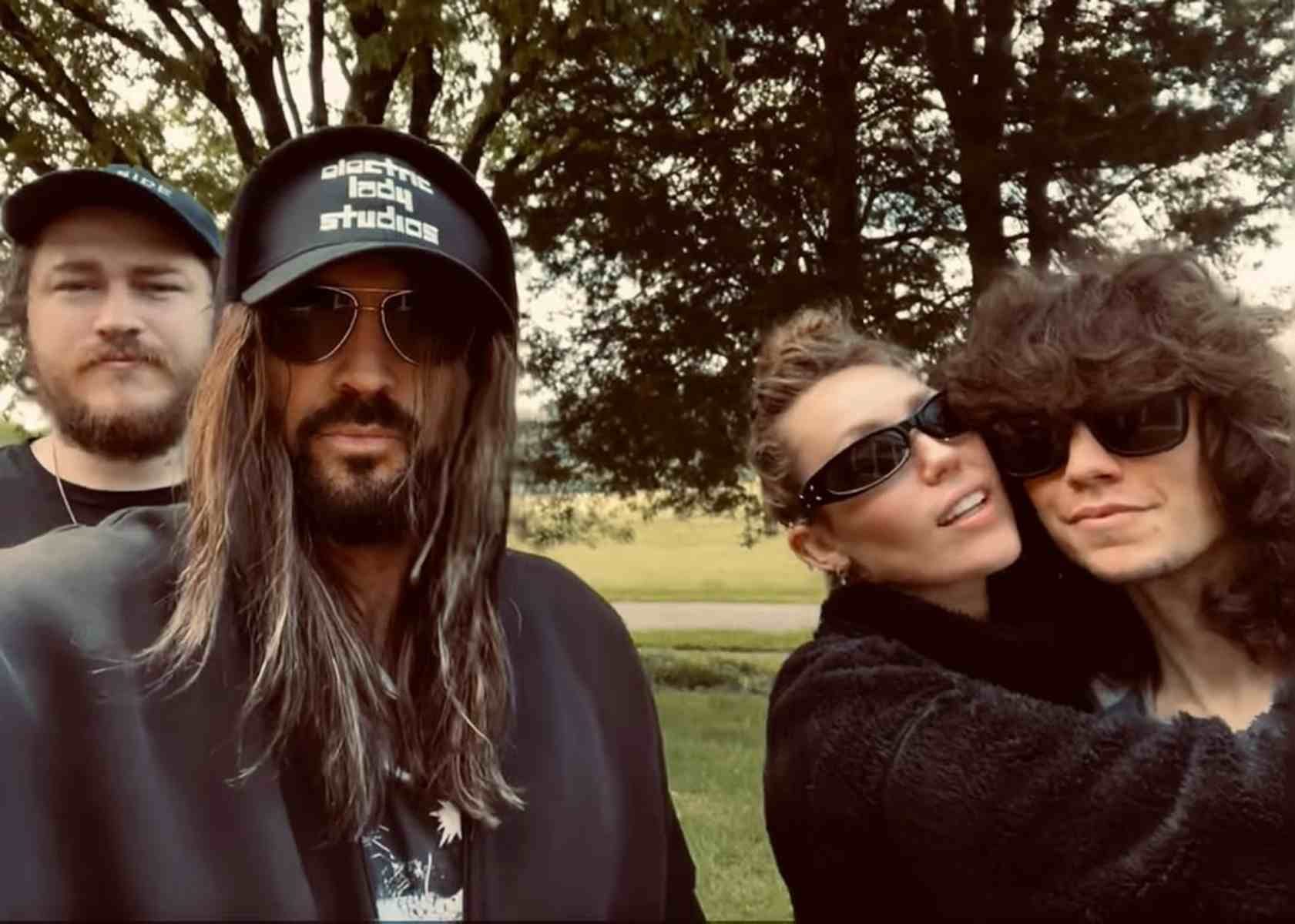 Miley Cyrus confirmó que ya no está distanciada de su papá, el cantante Billy Ray Cyrus.
