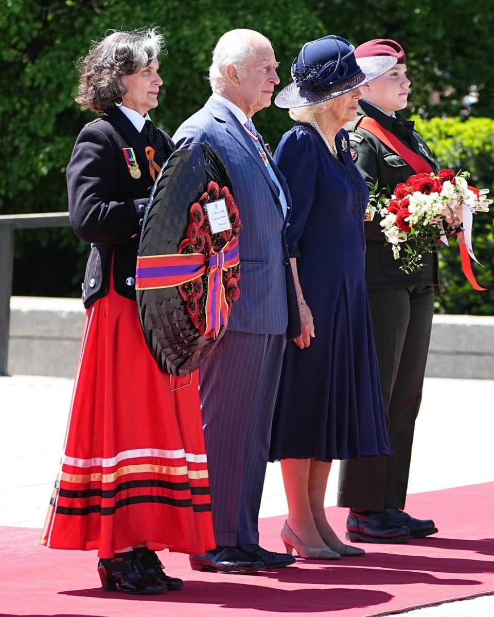 Por parte de Canadá, el país le entregó a Carlos III una máscara tallada por artesanos indígenas.