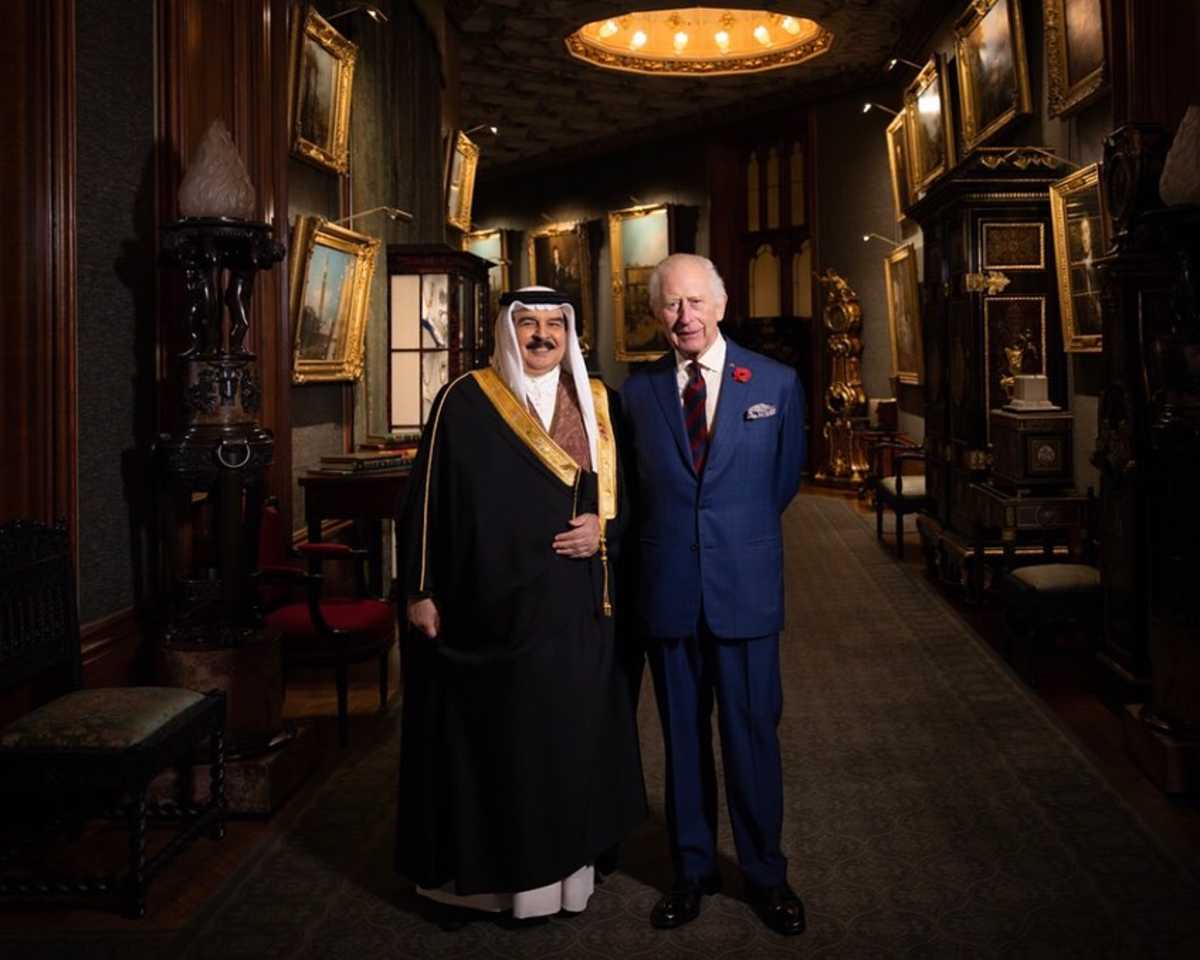 El rey de Baréin le regaló a Carlos III un auto Rolls-Royce.