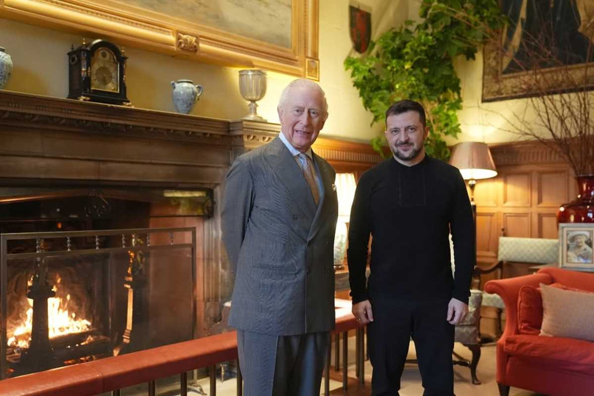 El presidente de Ucrania, Volodímir Zelenski le entregó a Carlos III un mosaico enmarcado.