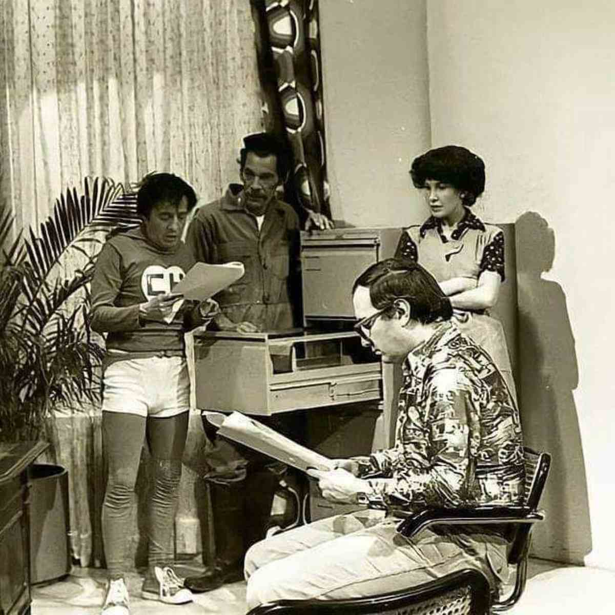 Elenco de "El Chapulín Colorado" junto a Enrique Segoviano.