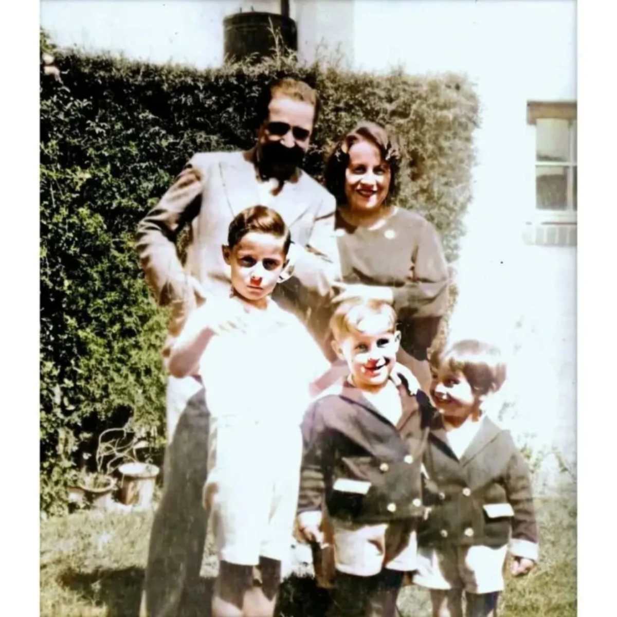 La familia Gómez Bolaños conformada por Francisco Gómez Linares y Elsa Bolaños Cacho, y sus hijos Francisco, Horacio y Roberto. 
