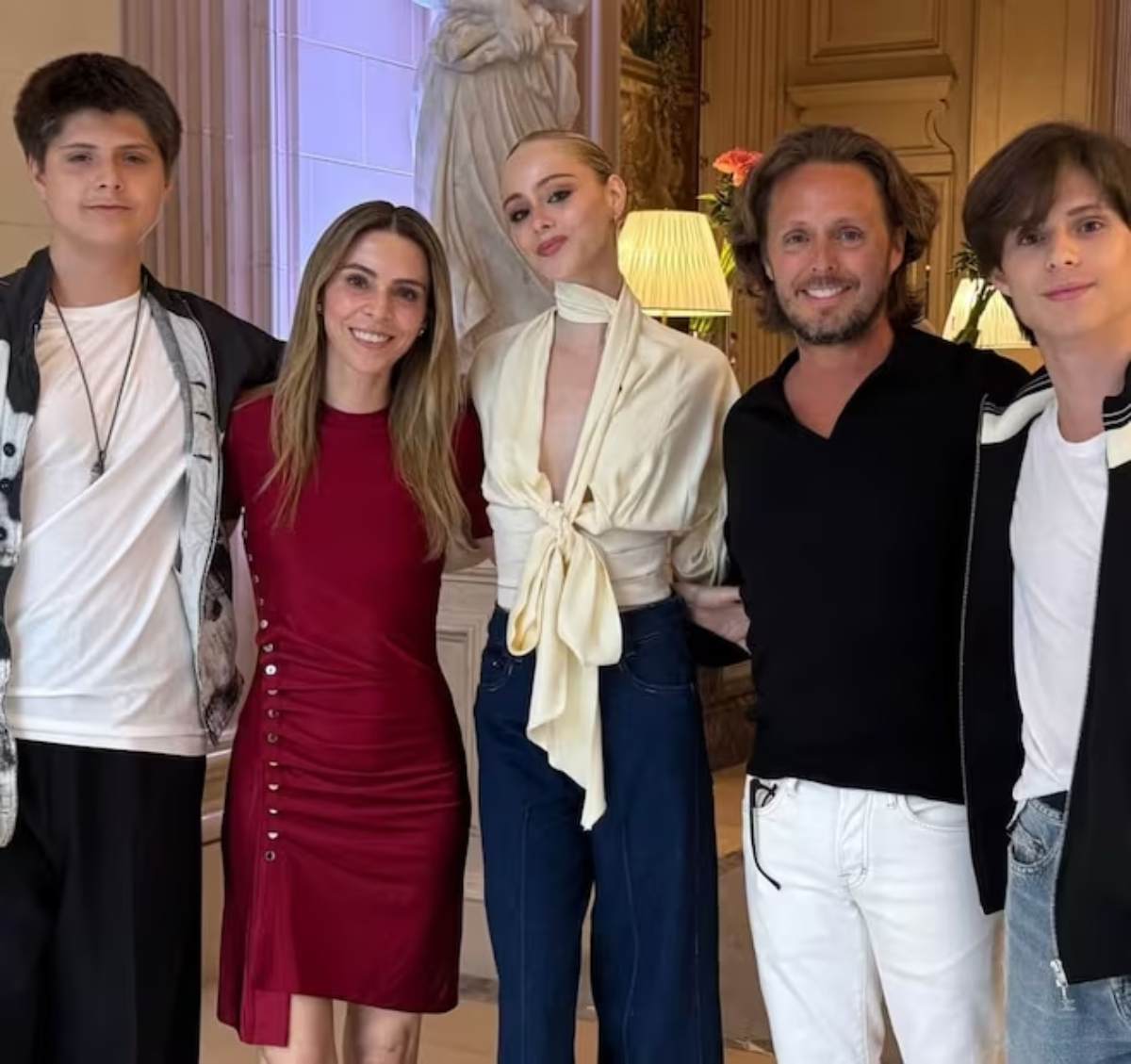 Loreto compartió una imagen de su familia conformada por sus papás, Juan Carlos y Greta, así como por sus hermanos menores, Carlos y Andrés.