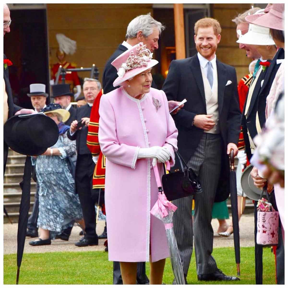 La reina Isabel califico a Meghan Markle de 'mandona', durante los preparativos de su boda con el príncipe Harry.