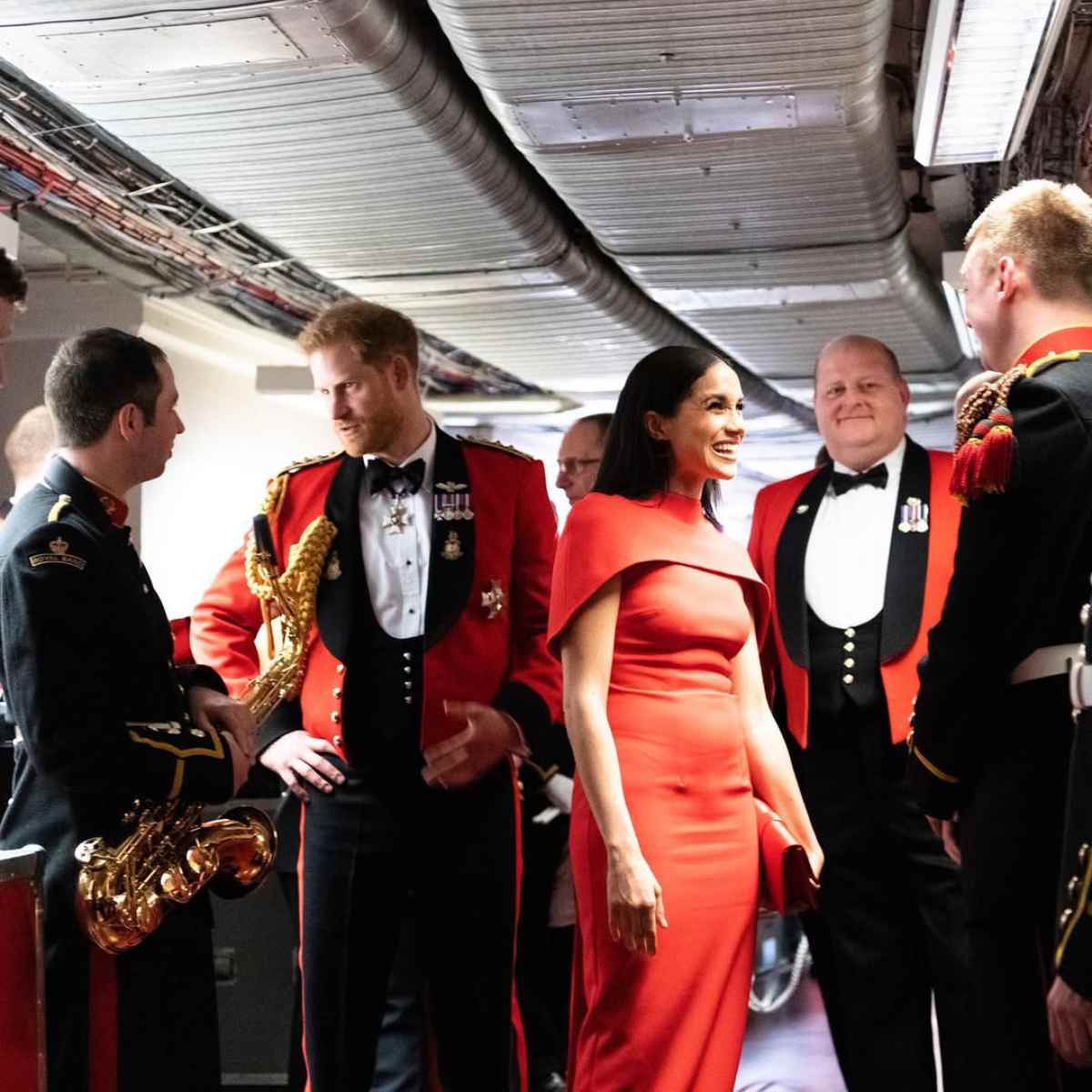 Meghan Markle y el príncipe Harry abandonaron la vida real por dinero y aspiraciones políticas, según el escritor Valentine Low. 
