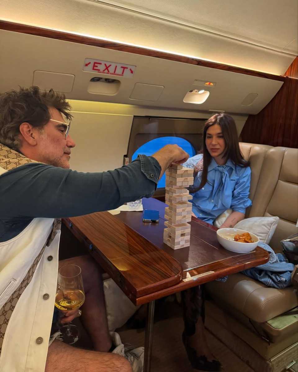 Alejandro Fernández aprovecha el verano en Europa junto a Karla Laveaga.