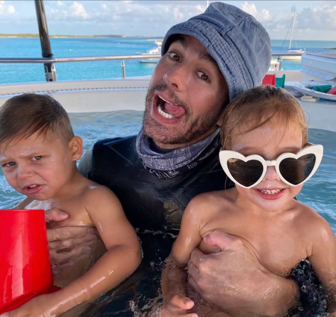 Enrique Iglesias junto a sus mellizos Lucy y Nicholas.