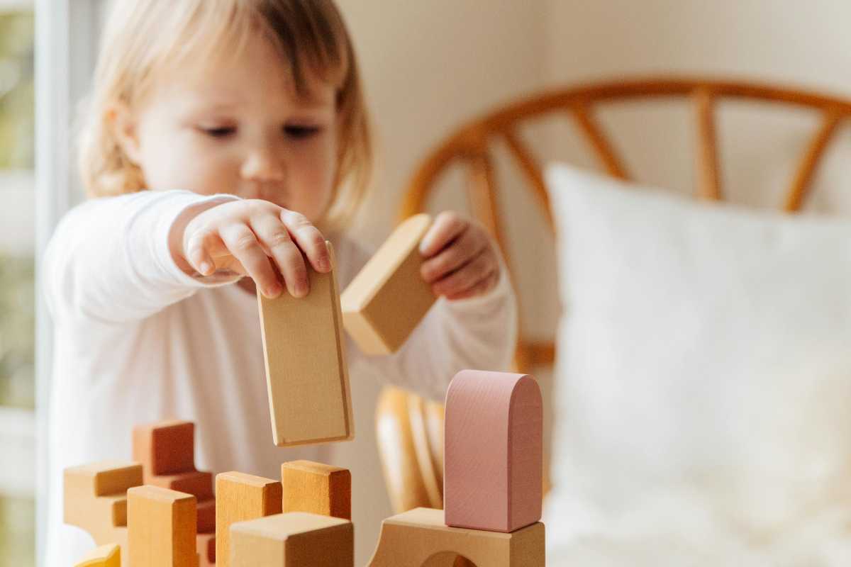 Con los juguetes, los niños pueden crear universos.