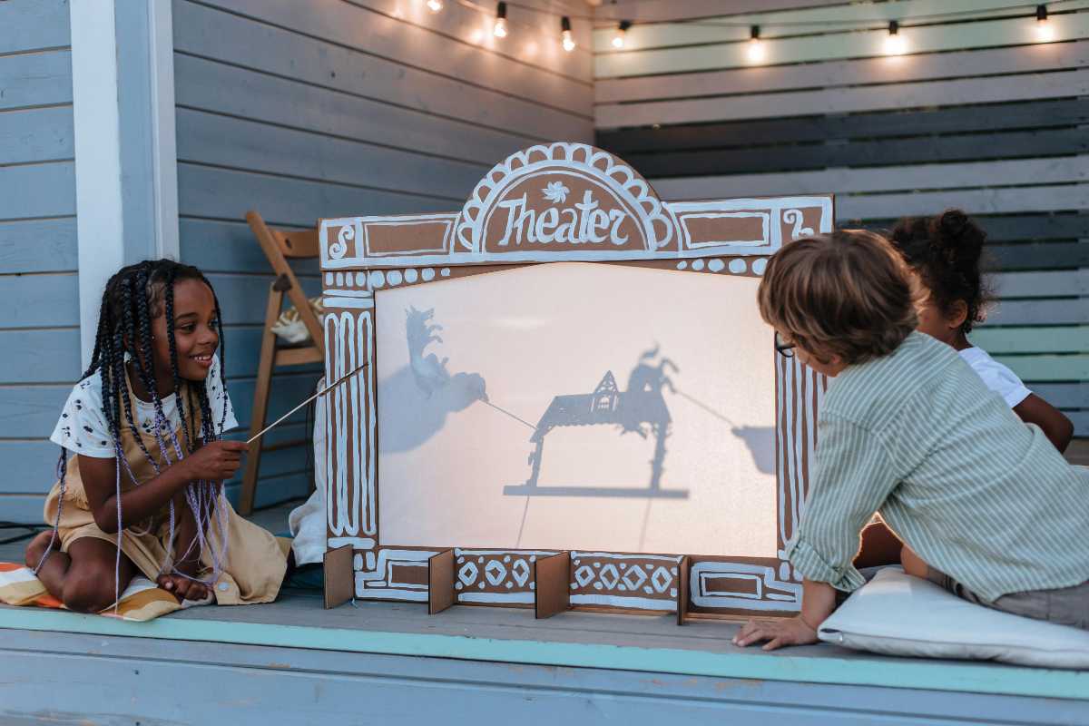 Montar una obra de teatro ayudará a estimular la imaginación de los niños.