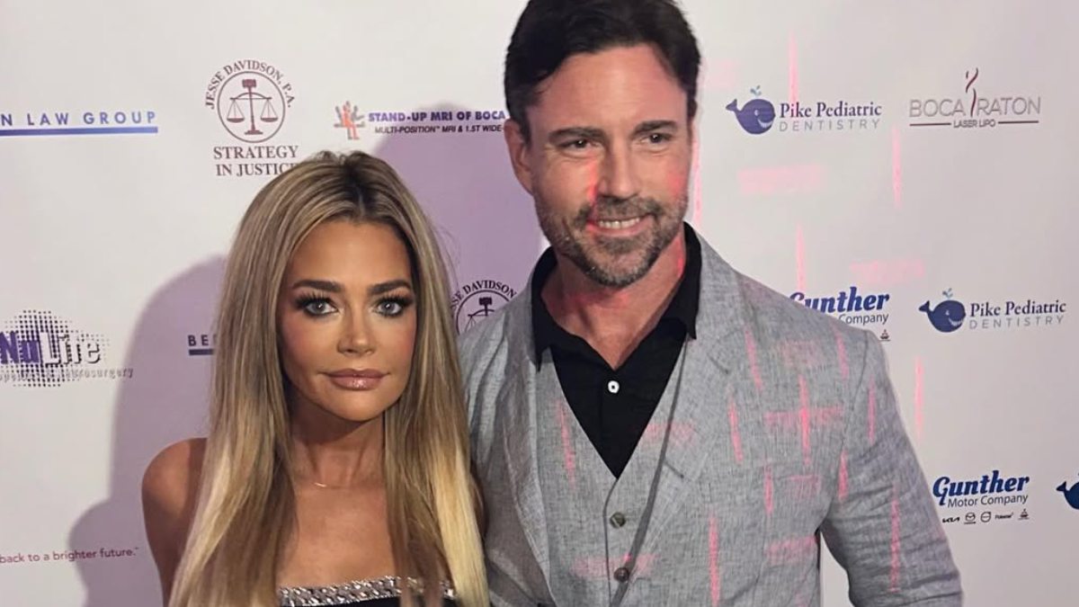 En medio de acusaciones de violencia doméstica, esposo de Denise Richards acusa a la actriz de infiel y de tener problemas de adicciones