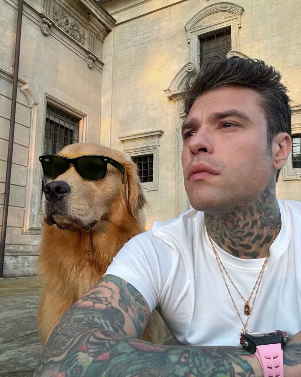 Fedez está disfrutando del verano en Costa Esmeralda junto a Giulia Honegger y la mascota del rapero, Silvio.