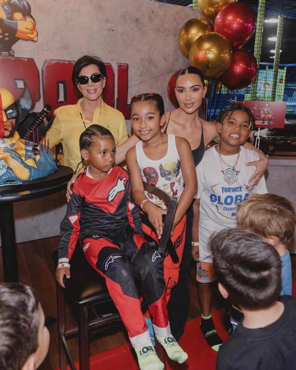 Kim Kardashian se siente insegura por tener más de 40 años y ser madre de tres hijos.