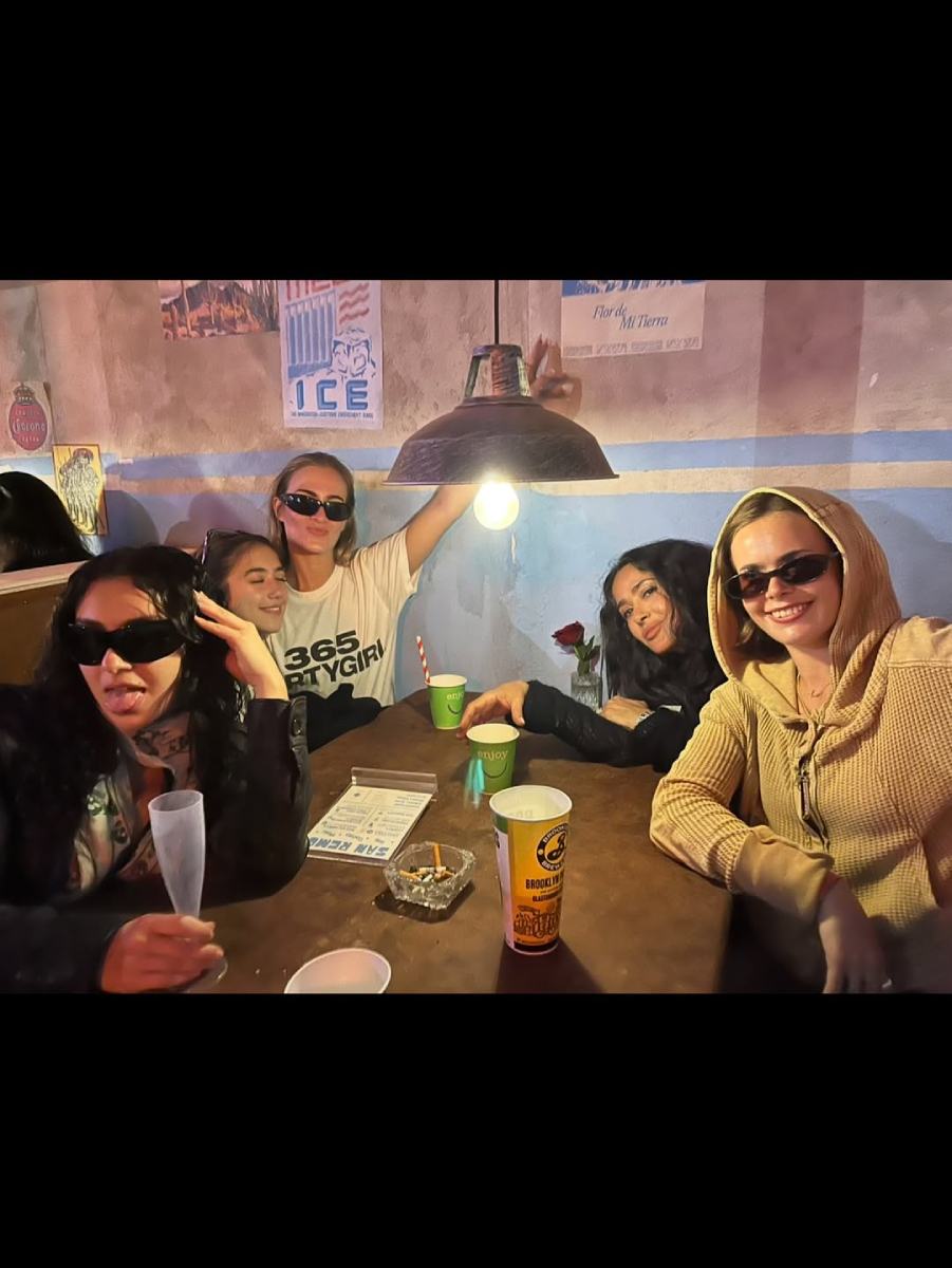 Salma Hayek y Valentina Paloma coincidieron con Charlie XCX.