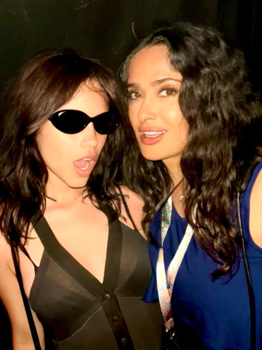 Salma Hayek y Jenna Ortega en el Festival de Glastonbury.