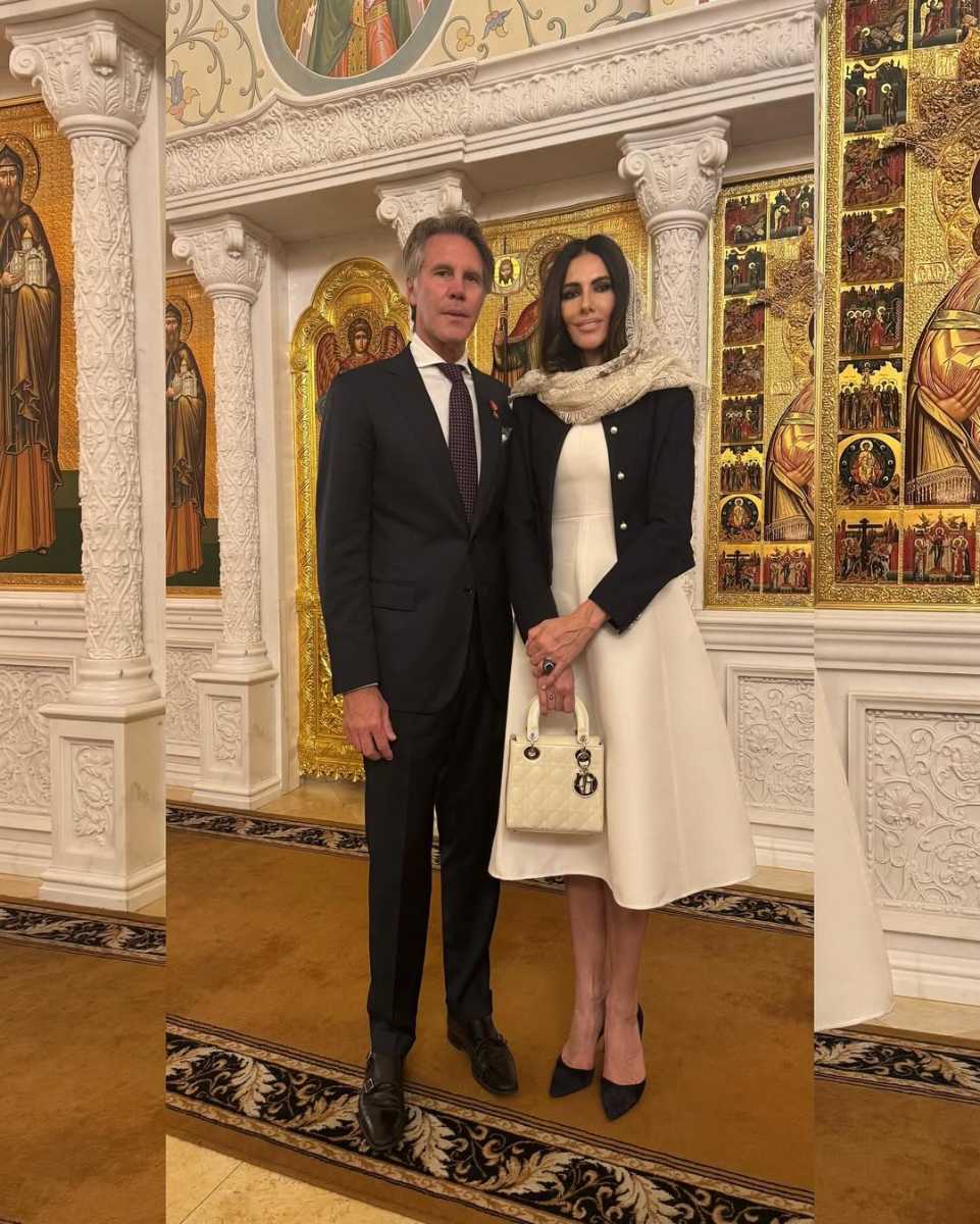 Adriana Abascal lució un look discreto conformado por un vestido blanco, una chaqueta corta en tweed negro y un bolso Lady Dior.
