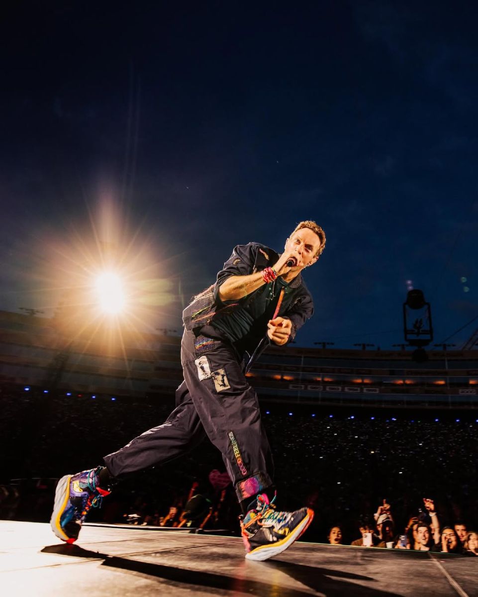 Chris Martin, líder de Coldplay, ironizó en un reciente concierto sobre el uso de la famosa "kiss cam".