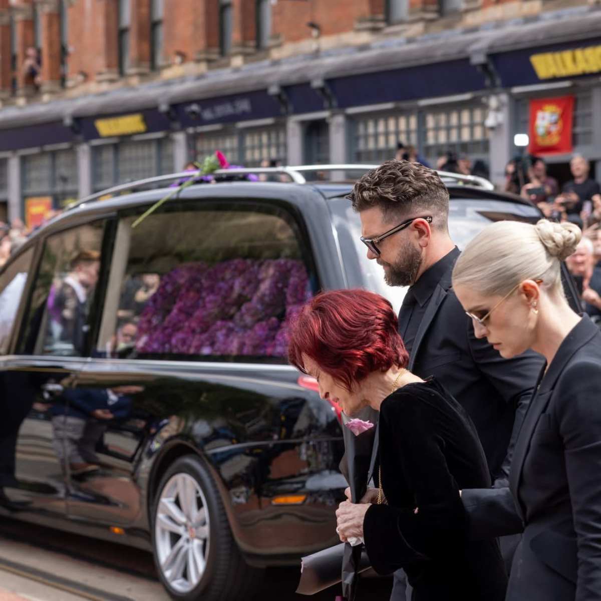 La familia de Ozzy recibió muestras de cariño de la multitud. 