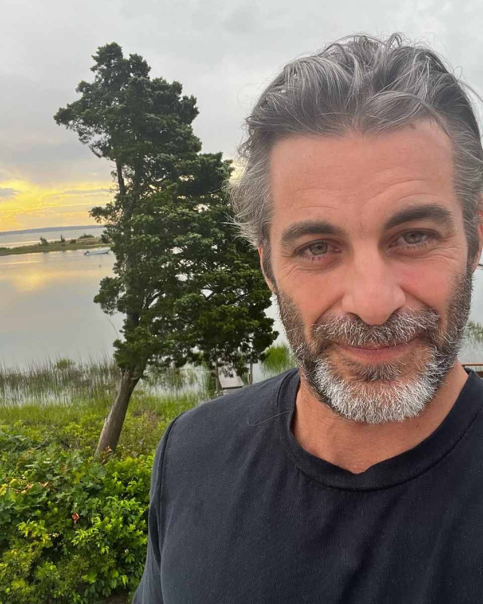 El hipnotizador Jim Curtis está siendo relacionado con Jennifer Aniston.
