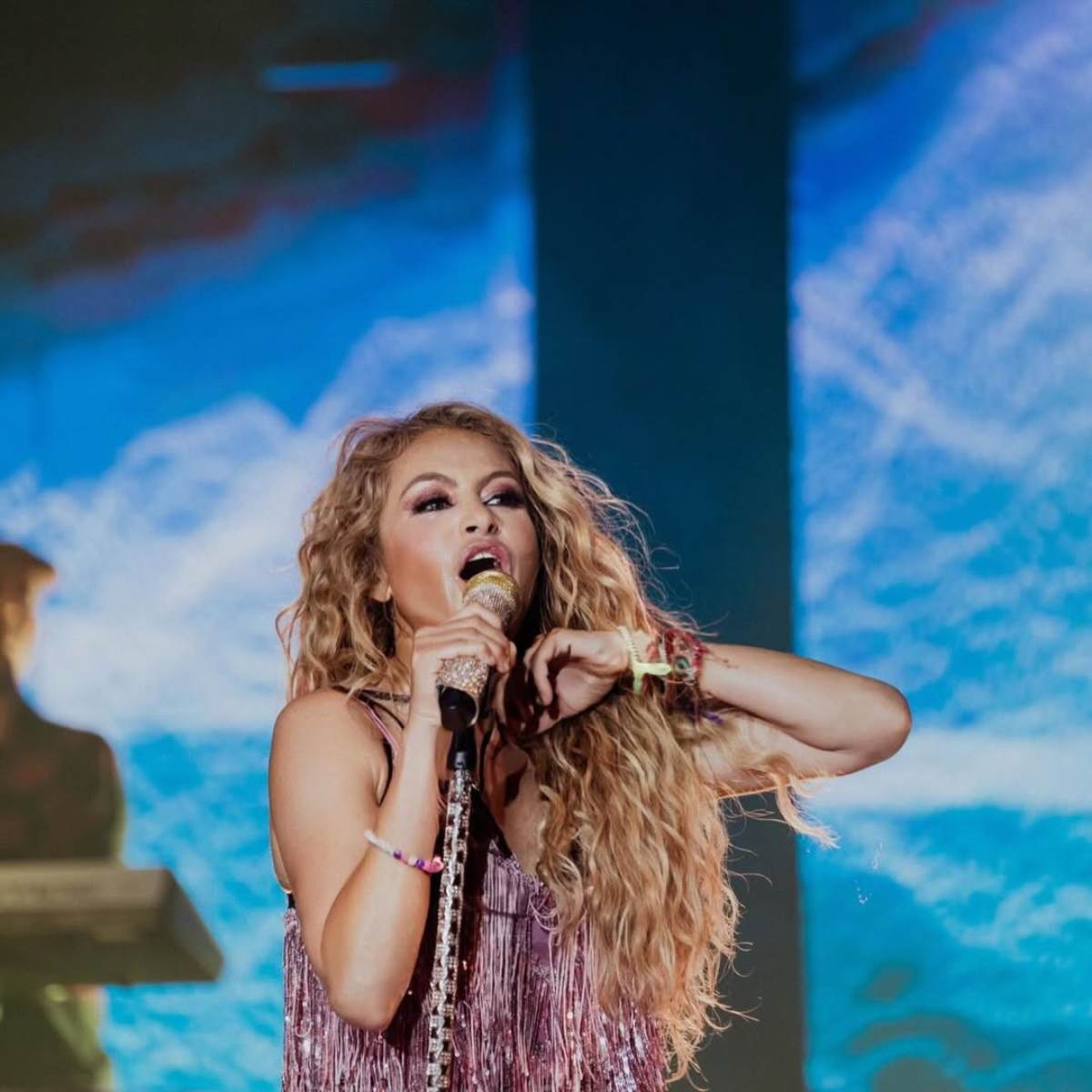 Por orden del juez, Paulina Rubio tiene que recoger a su hijo de un campamento de verano en España. 