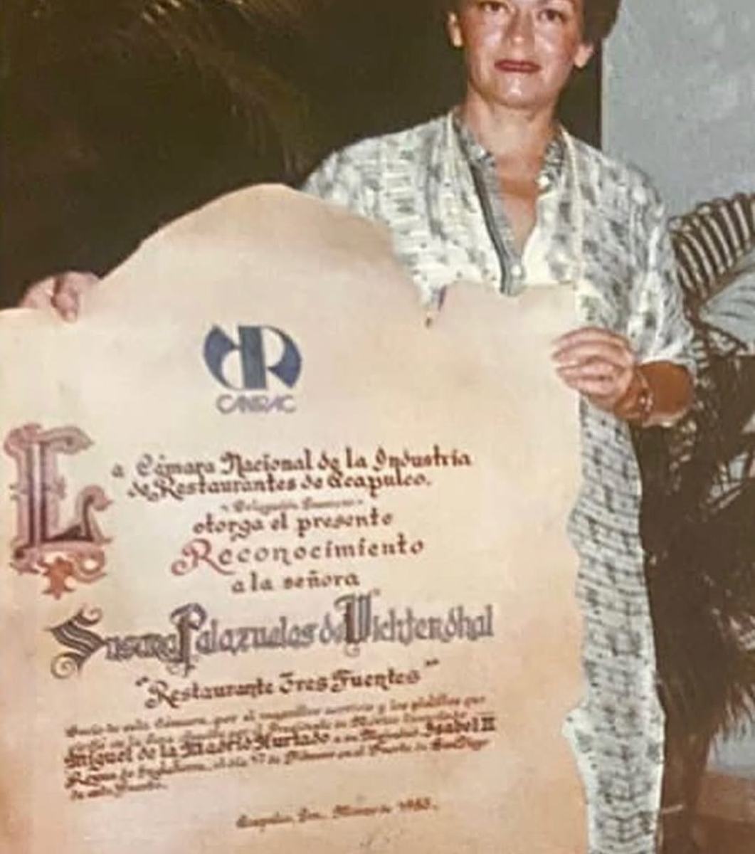 Susana Palazuelos recibió un reconocimiento por las atenciones que brindó a la reina Isabel II.