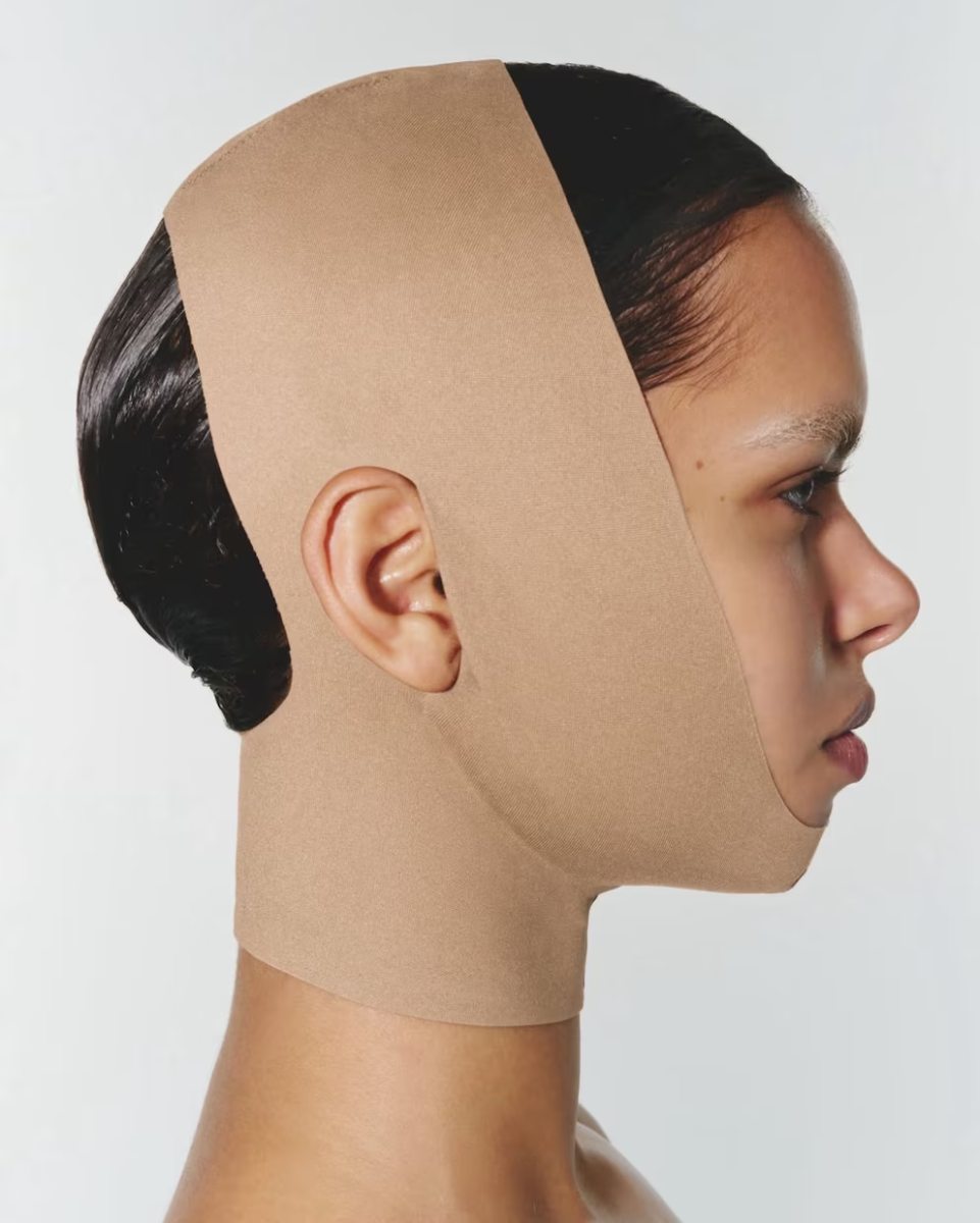 La Seamless Sculpt Face Wrap de la marca de SKIMS ya está agotada.