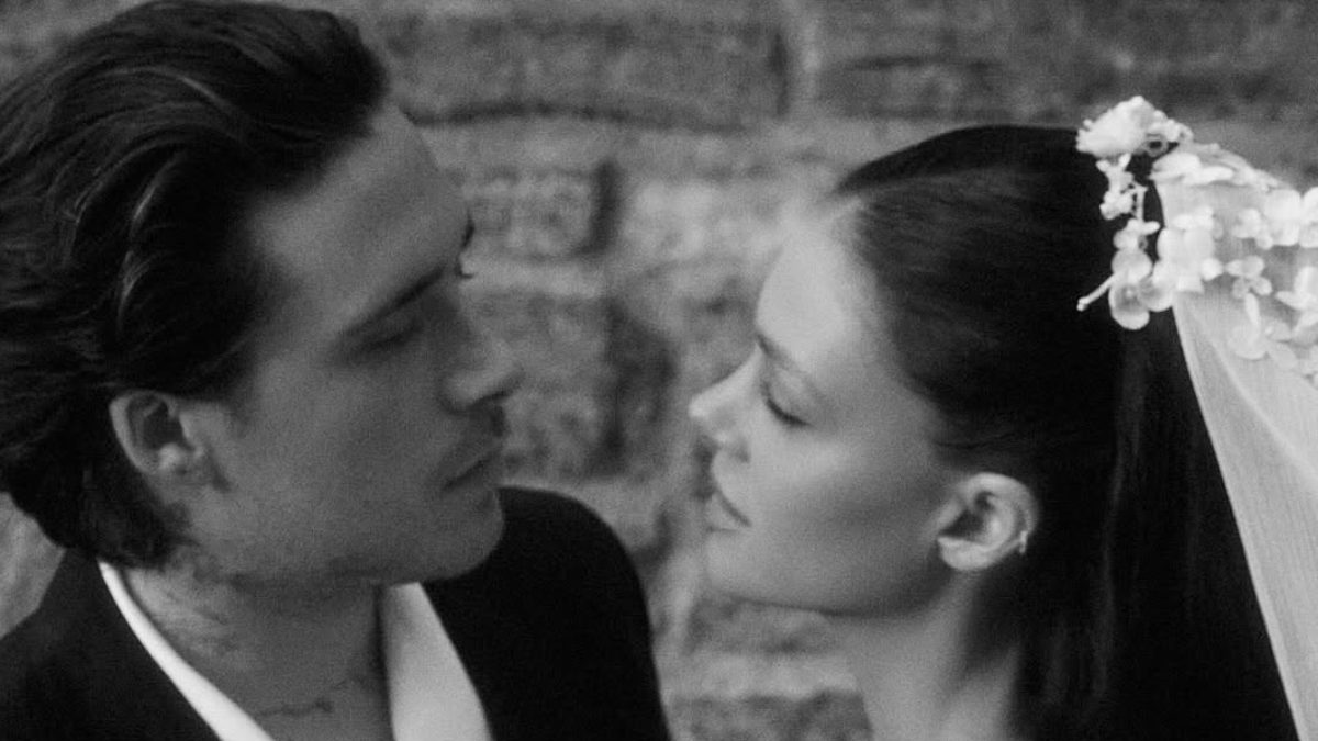 Desde el vestido de Nicola Peltz hasta el baile de los novios, exponen contradicciones de Brooklyn Beckham sobre su distanciamiento con sus papás