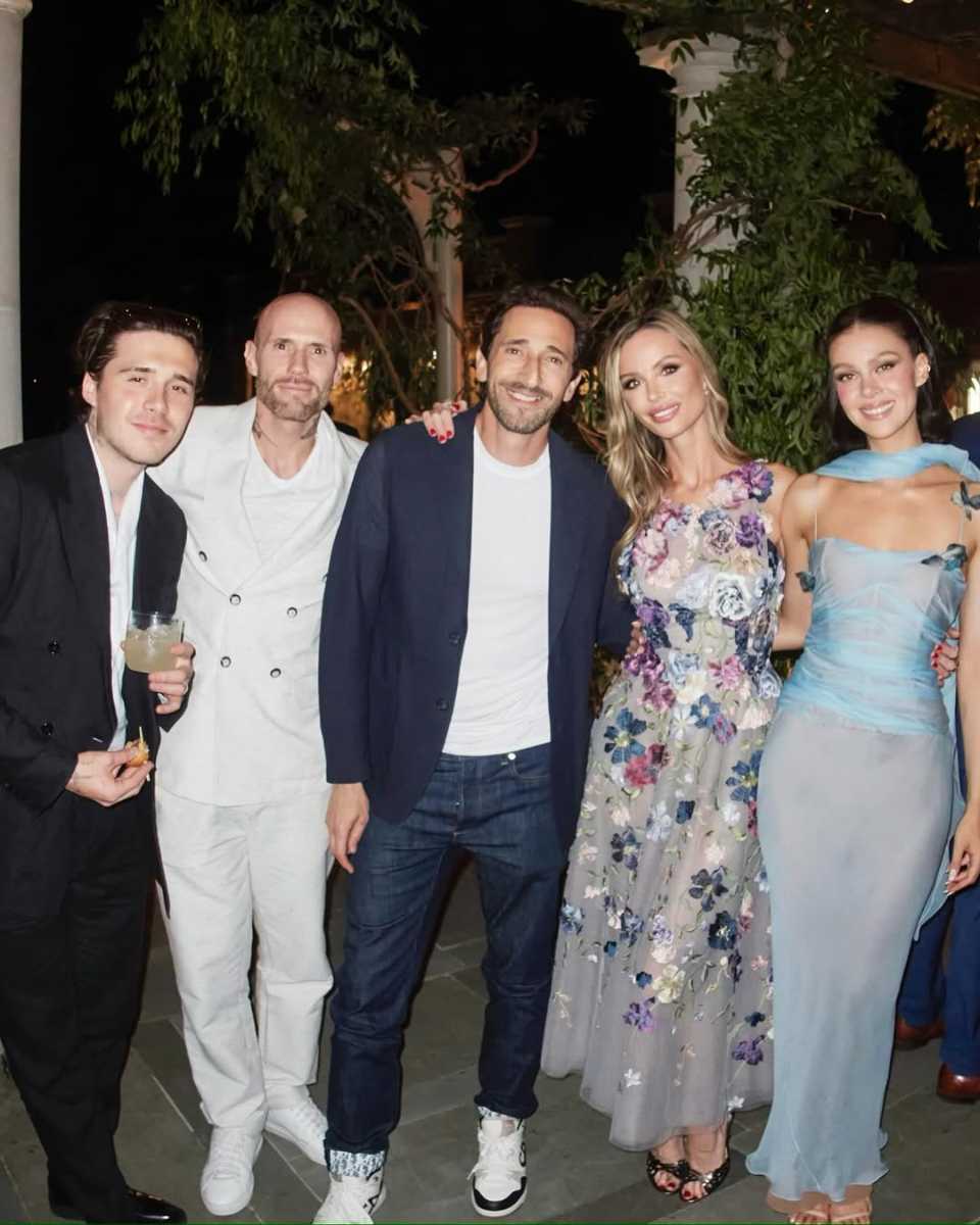 Adrien Brody y Georgina Chapman, durante la boda de Brooklyn Beckham y Nicola Peltz.