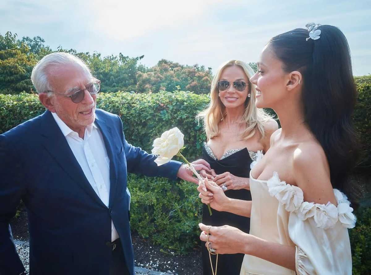 Nicola Peltz con sus papás en su renovación de votos con Brooklyn Beckham.