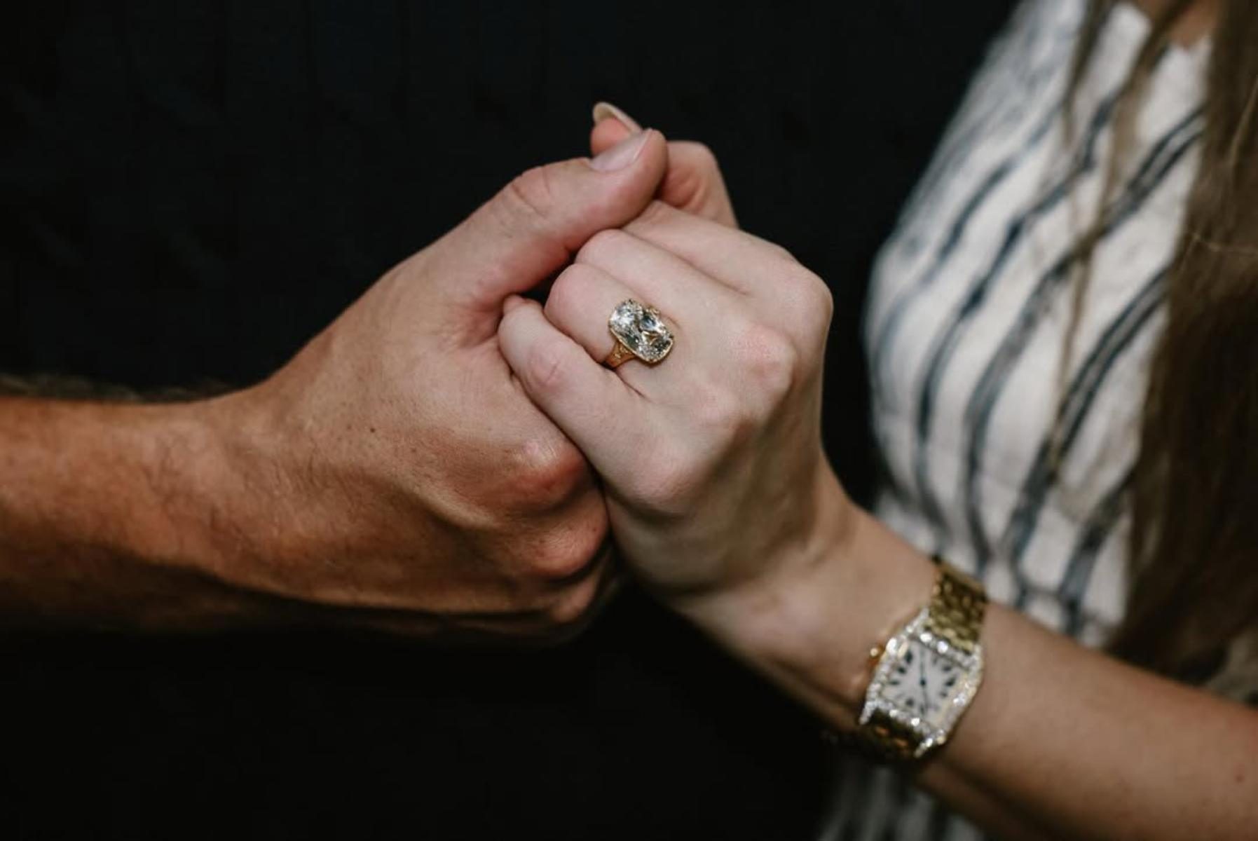 Detalles del anillo de compromiso que le dio Travis Kelce a Taylor Swift.