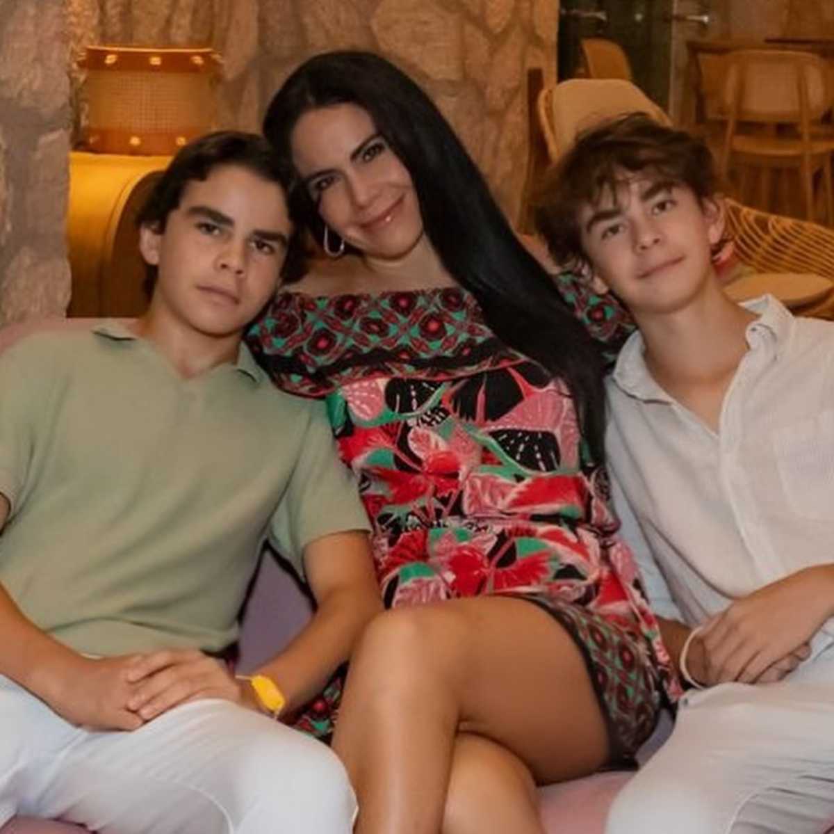 Foto compartida por Paola Rojas por el cumpleaños 14 de sus hijos Leonardo y Paolo.