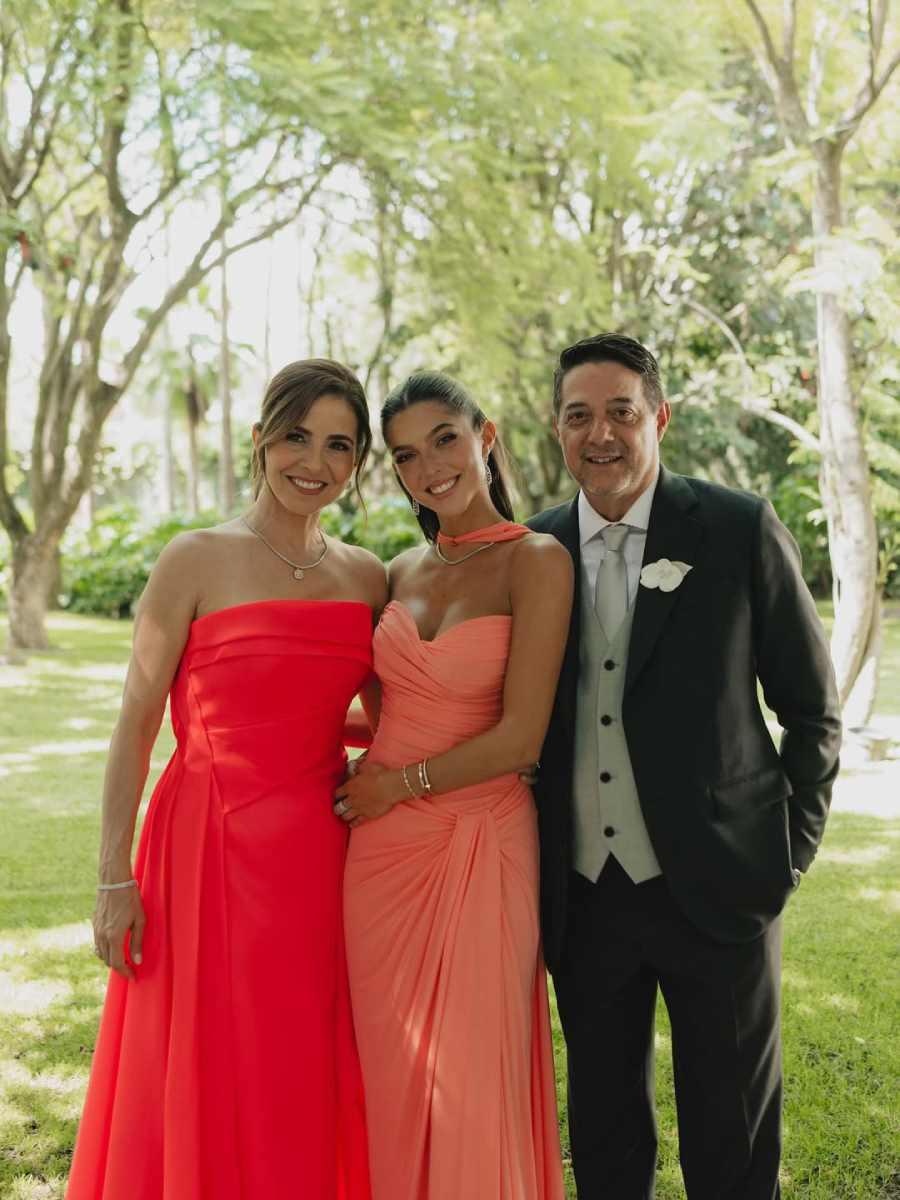 Eugenia con sus papás (los papás del novio), Eugenia con sus papás (los papás del novio), Jorge Rodríguez y Luisa Cantú.