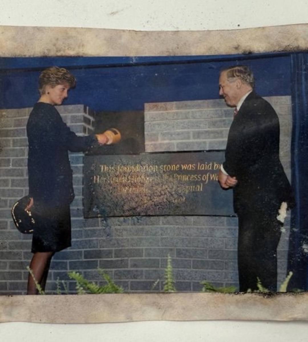 La princesa Diana enterró la cápsula del tiempo en 1991 cuando se colocaba la primera piedra del edificio.