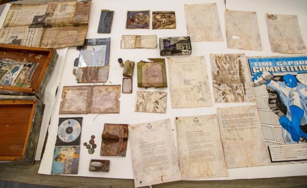 Objetos icónicos de los años 90 contenía la cápsula del tiempo.
